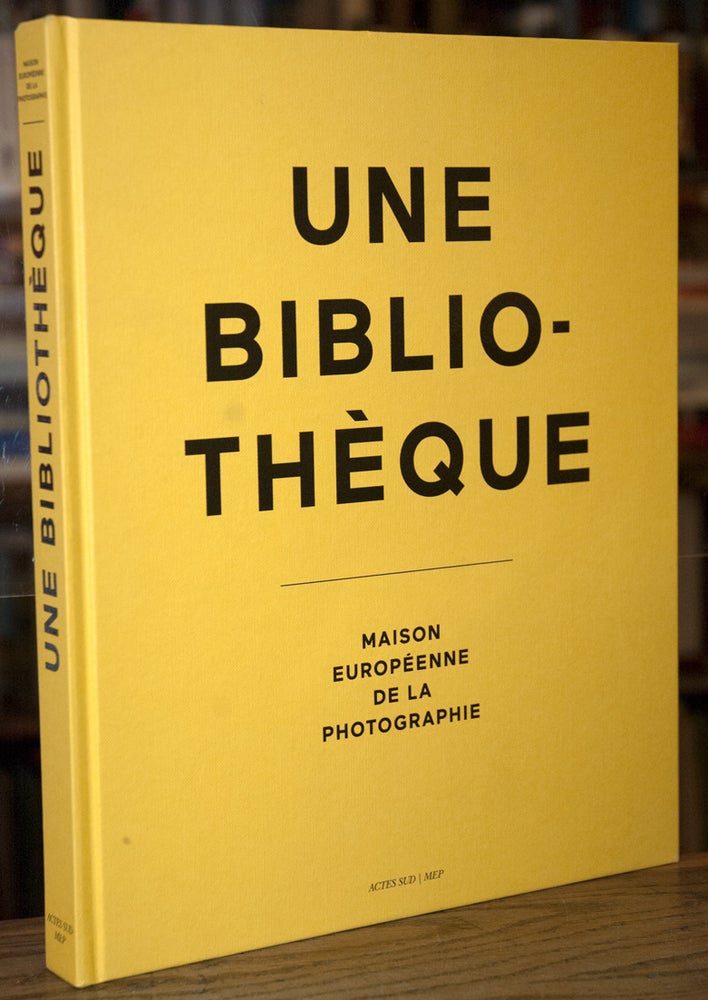 Item #69600 Une Bibliotheque_ Maison Europeenne de la Photographie. Jean-Luc Monterosso, Irene Attinger.