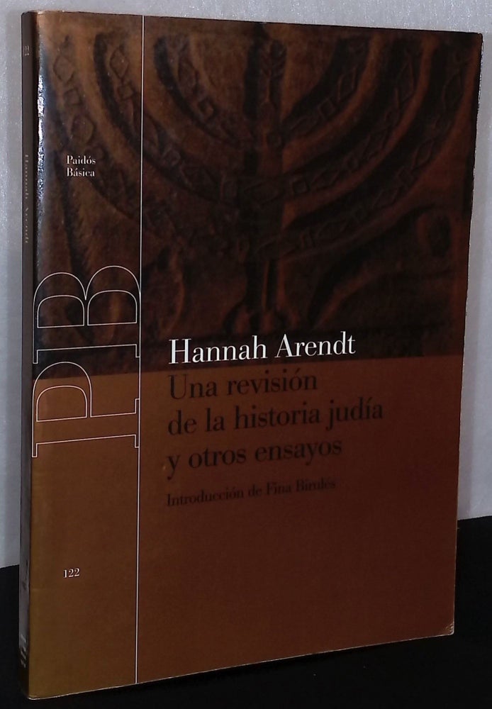 Item #75559 Una Revision de la historia judia y otros ensayos. Hannah Arendt.