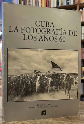 Item #95185 Cuba _ La Fotografiade los Anos 60. Raul Corrales, text